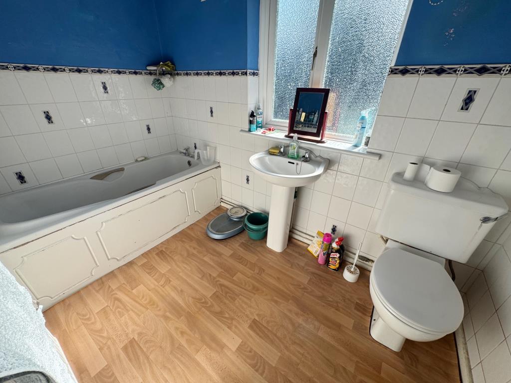 Lot: 169 - SEMI-DETACHED HOUSE - Bathroom